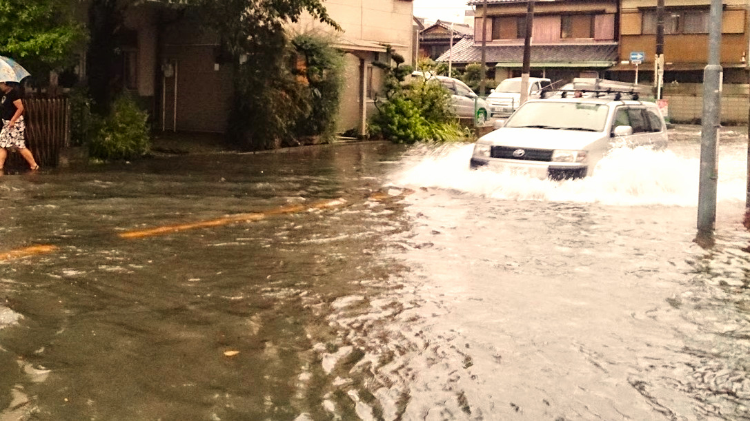 台風シーズンの愛車対策：冠水車にならないために！