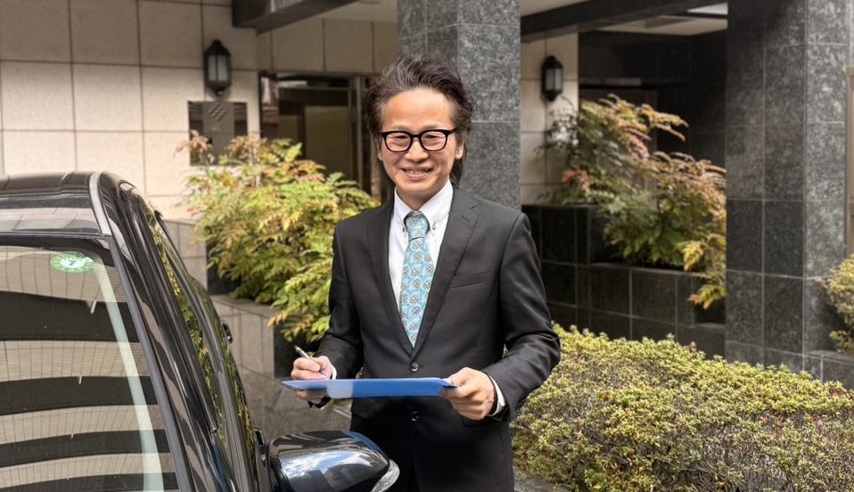 ハッピーカーズ伊勢原店の店長：加藤です。伊勢原市を中心に、厚木、秦野、平塚、寒川、海老名など近隣をカバーしています。